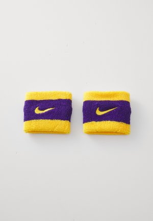 Fasce da braccio Nike in tessuto spugna giallo e viola, con un design a righe orizzontali e logo ricamato in giallo a contrasto.