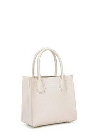 Borsa a tracolla in pelle beige chiaro con due manici allungati, design strutturato e dettagli in logo argentato sul davanti. Chiusura con cerniera.