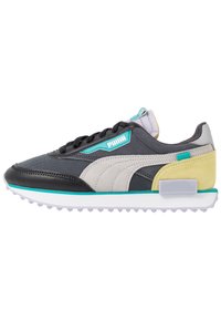 Scarpe Puma in una combinazione di materiali neri, grigi e gialli. Parte superiore in mesh con una suola testurizzata, accenti a contrasto e un'etichetta con il logo.