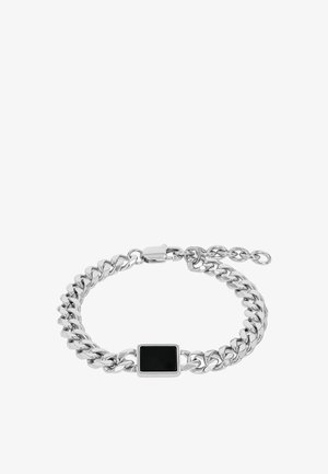 Pulsera de cadena de plata con un acento rectangular negro. Presenta eslabones entrelazados y un cierre seguro. Longitud ajustable con extensión de cadena.