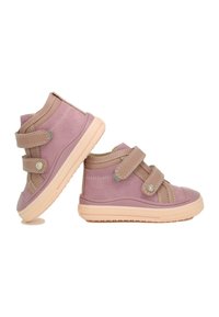 Des chaussures montantes en daim violet avec des accents beige, deux sangles Velcro et des semelles en caoutchouc texturé. Détail de couture le long des bords.