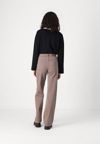 ONLY Tall ONLJUICY - Široké nohavice - walnut