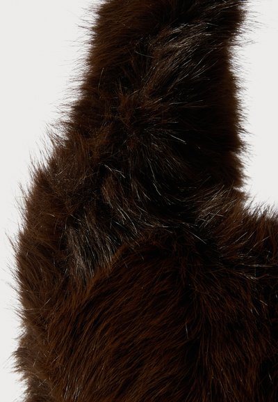 Pele de fur faux castanha com textura longa e fofa, apresentando tonalidades variadas de castanho escuro e destaques. A forma é arredondada com uma aparência suave.