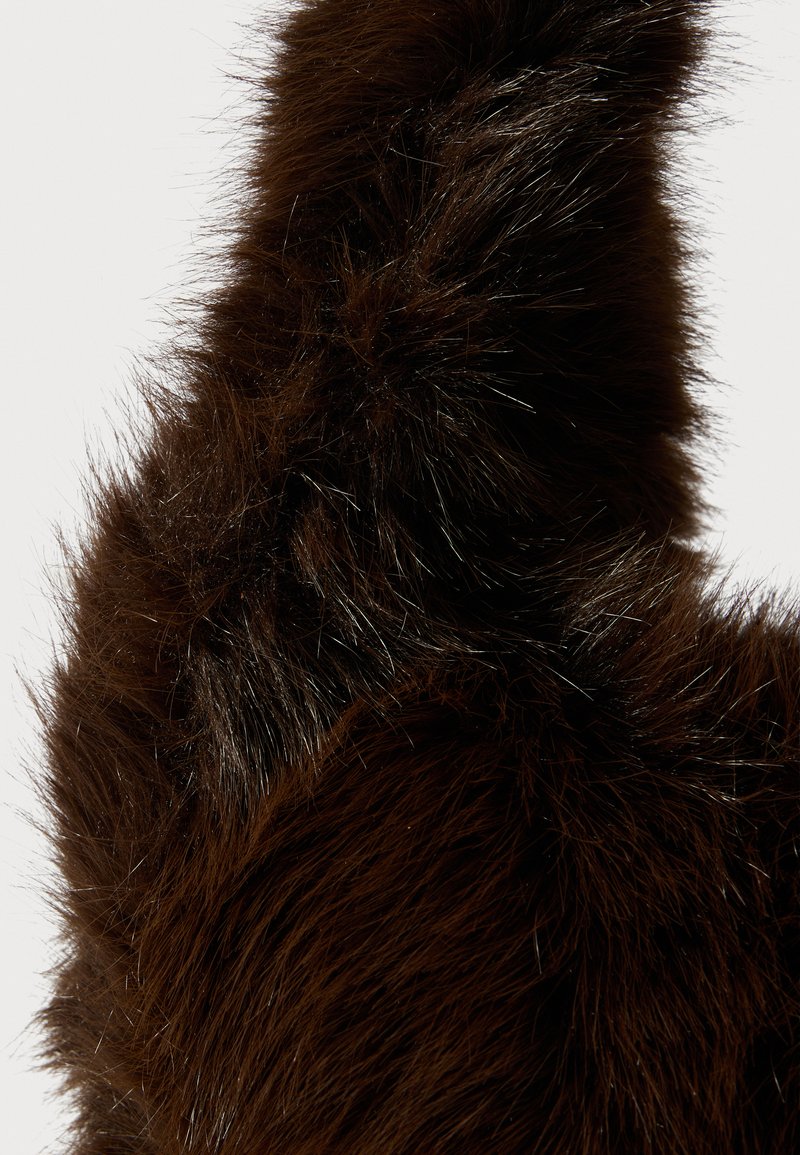 Pelliccia sintetica marrone con una consistenza lunga e soffice, che mostra diverse sfumature di marrone scuro e riflessi. La forma è arrotondata con un aspetto morbido.