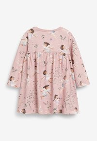 Vestido de manga larga rosa con estampado de hadas, que presenta una cintura fruncida y delicados acentos florales en una tela suave.