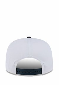 Weißer Hut mit gebogenem Schirm, verstellbarem navyfarbigen Riemen auf der Rückseite und strukturiertem Stoff. Mit einem schwarzen Knopf oben.