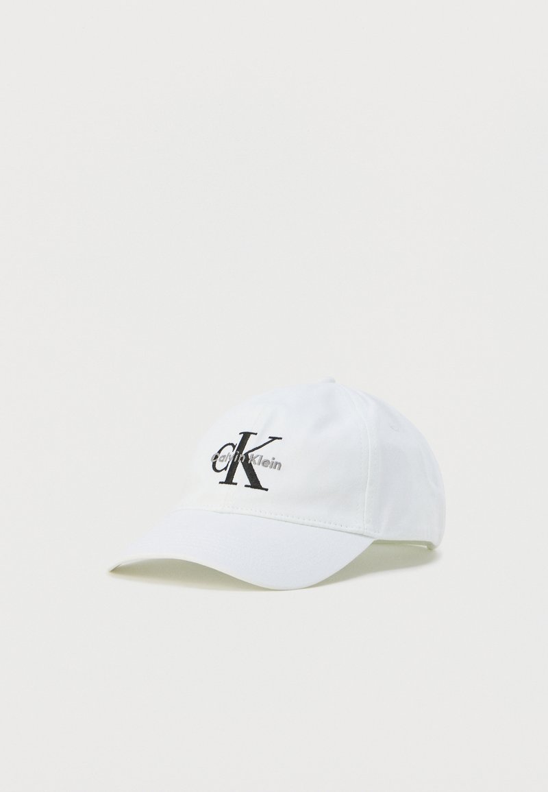 Λευκό βαμβακερό καπέλο με κεντημένο λογότυπο "CK" σε μαύρο στο μπροστινό μέρος. Μαλακή υφή, κυρτή γείσο, σχέδιο με έξι πάνελ.