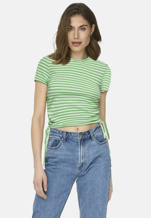 T-shirt cropped a righe verdi e bianche con maniche corte, dotato di lacci laterali. Indossato con jeans a vita alta in denim blu classico.