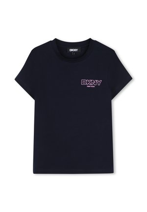 Zwart DKNY T-shirt met korte mouwen, klein roze "DKNY New York" logo op de linkerborst en ronde hals.