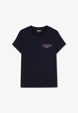 Zwart DKNY T-shirt met korte mouwen, klein roze "DKNY New York" logo op de linkerborst en ronde hals.