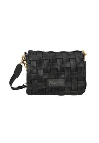 Bolso de mano de cuero trenzado negro con forma rectangular, detalles en dorado y etiqueta con el logotipo. Incluye una correa de hombro ajustable.
