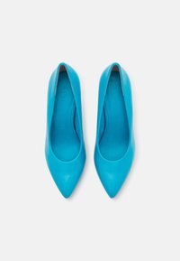 Czółenka na wysokim obcasie w jaskrawym niebieskim kolorze, wykonane z gładkiej skóry. Gładka tekstura, z możliwością zakupu na stopę oraz zaokrąglonym obcasem, w rozmiarze 37.