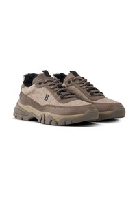 Brune og grå sneakers lavet af blandede materialer, med en struktureret overdel, robust sål og sort pelsforing ved kraven.
