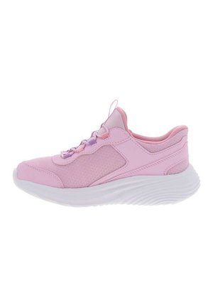 Zapatilla deportiva de color rosa claro con empeine de malla y sintético, suela blanca texturizada y lengüeta con tira, vista desde un lado.