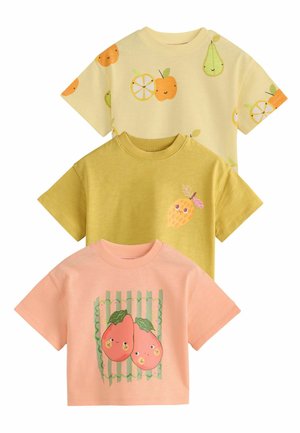 Tre farverige børnet-shirts med smilende frugt-grafik: gul med pærer og appelsiner, oliven med ananas og fersken med to ferskner.