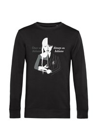 Zwarte sweatshirt met een split-gezicht meisje dat een boek vasthoudt, tekst luidt: "Eens een Addams, Altijd een Addams."