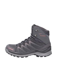 Czarne półwysokie buty trekkingowe z siateczkową i syntetyczną cholewką, podszewką Gore-Tex, wyściółką kołnierza oraz gumową podeszwą z teksturowanym bieżnikiem.