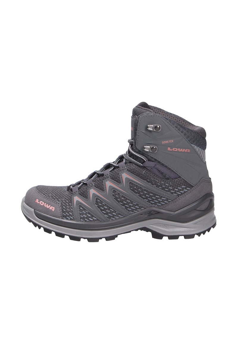 Czarne półwysokie buty trekkingowe z siateczkową i syntetyczną cholewką, podszewką Gore-Tex, wyściółką kołnierza oraz gumową podeszwą z teksturowanym bieżnikiem.