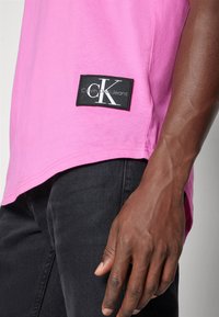 Calvin Klein Jeans BADGE TURN UP SLEEVE - Základné tričko - pink amour