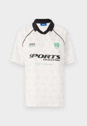Biely športový dres s čiernym golierom, krátkymi rukávmi a vzorom svetlých hviezd. Obsahuje logo "SPORTS CHALLENGE" a číslo "10" v zelenej farbe.