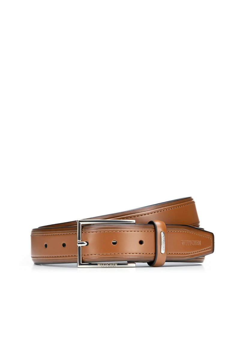 Brauner Ledergürtel mit einer glänzenden rechteckigen Schnalle aus Silber, mit Stickdetails und mehreren Löchern zur Anpassung. Geprägtes Markenlogo.