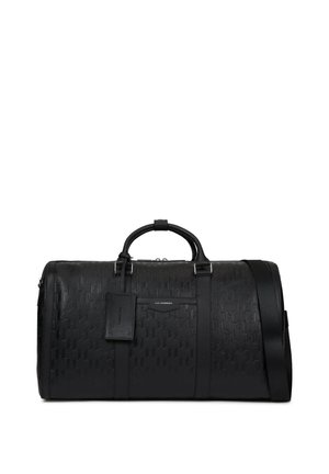 Μαύρη δερμάτινη τσάντα duffel με ανάγλυφο σχέδιο, κοντές λαβές, αποσπώμενο ιμάντα ώμου και προσαρτημένη ορθογώνια ετικέτα.