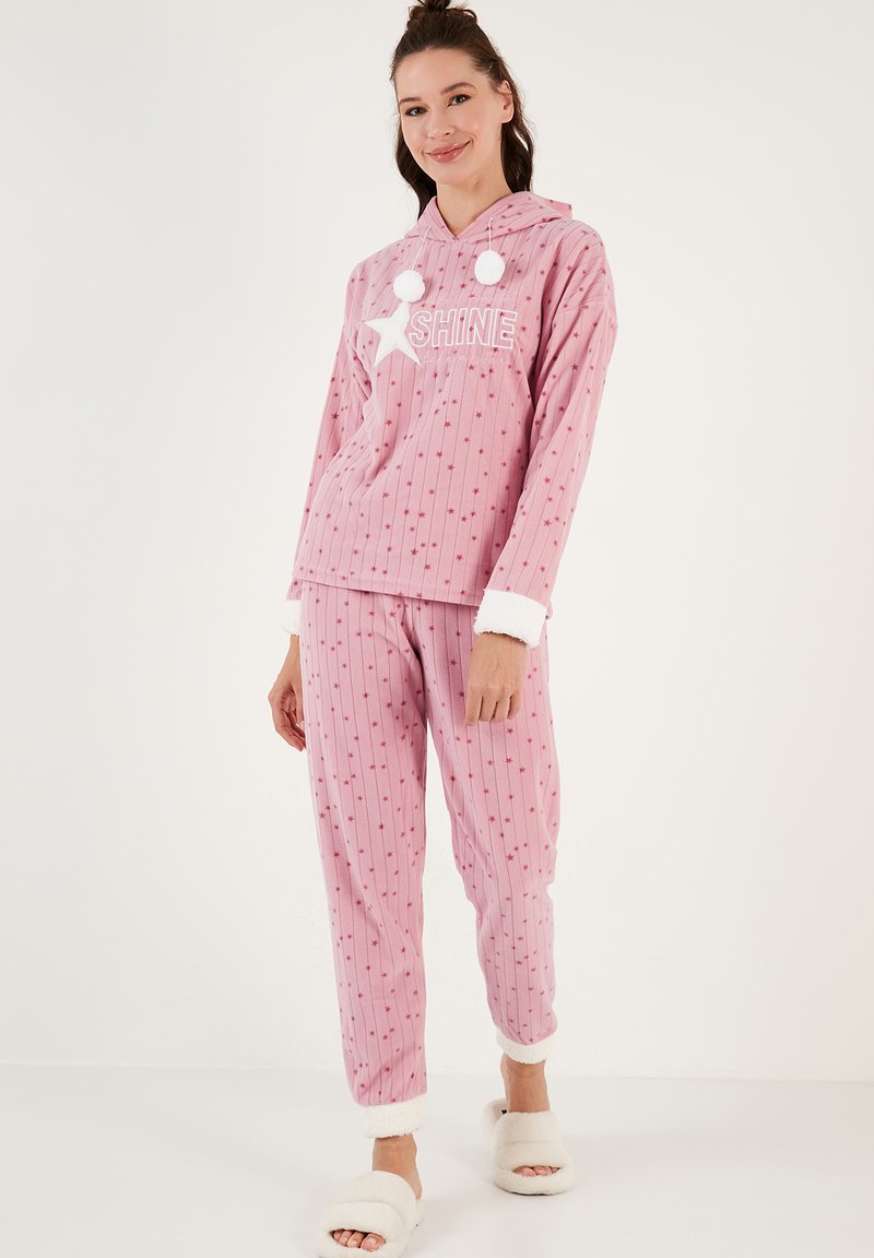 Conjunto de pijama de dos piezas en color rosa con capucha, que presenta rayas verticales, patrones de estrellas y puños blancos de felpa. Texto "SHINE" bordado en blanco.