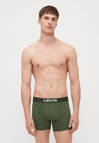 Zöld boxer alsónadrág geometrikus mintával. Puha anyag, elasztikus derékpánt, amelyen jól láthatóan a Levi's logo szerepel.