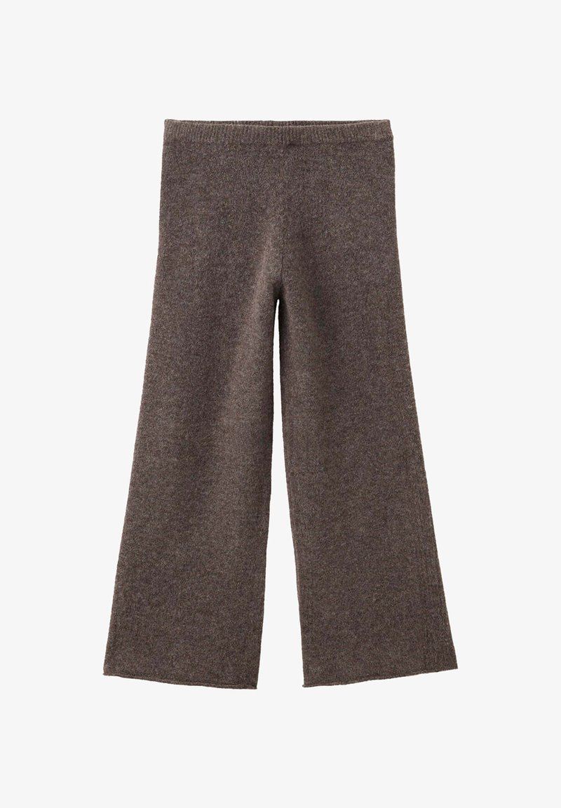Pantalon en maille marron à taille haute et jambes larges, avec une texture douce et sans fermetures ou poches visibles.