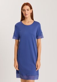 Abito azzurro a maniche corte con scollo rotondo, caratterizzato da un orlo testurizzato e dettagli sulle maniche in un materiale trasparente. Tessuto liscio e vestibilità comoda.