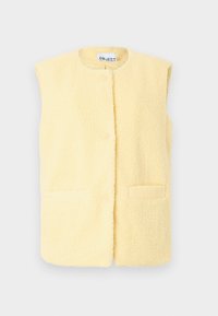Gilet en polaire jaune doux avec un col rond, une fermeture à boutons sur le devant et deux poches latérales ; surface texturée ajoutant un intérêt visuel.