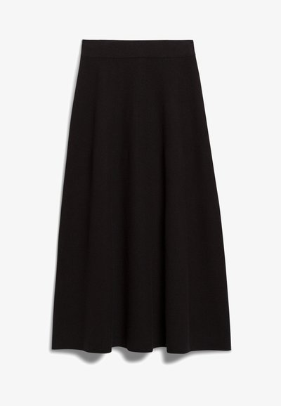 Jupe noire jusqu'aux genoux en tissu lisse avec une taille cintrée et une forme évasée en A, présentant un design épuré sans embellissements visibles.