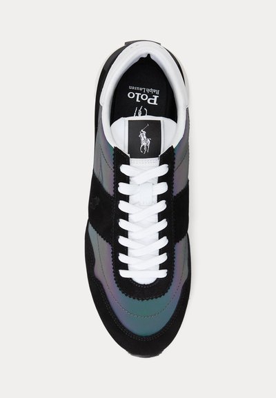 Schwarzer und irisierender Sneaker mit weißen Schnürsenkeln, Polo Ralph Lauren-Logo auf der Zunge, von oben auf hellem Hintergrund betrachtet.