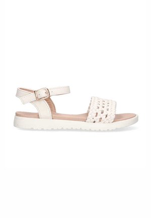 Sandalias de cuero trenzado en blanco con una sola correa y hebilla ajustable, que cuentan con una suela plana y detalles texturizados en la parte superior.