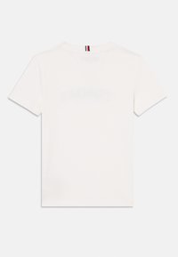 Λευκό κοντομάνικο μπλουζάκι με σχέδιο V-neck. Φτιαγμένο από μαλακό ύφασμα. Διαθέτει διακριτικό λογότυπο της μάρκας στο μπροστινό μέρος και αντίθετους αποχρωματισμούς στον γιακά.