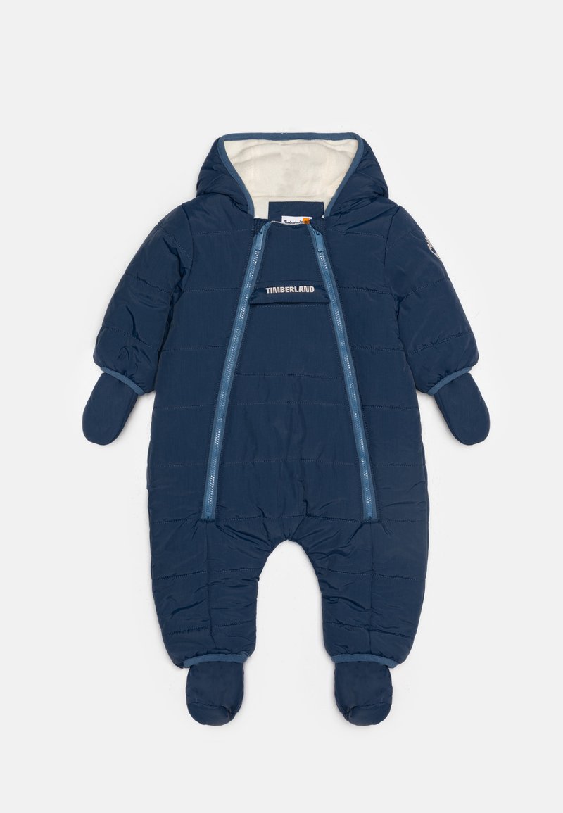 Marineblauwe gewatteerde babysneewpak met capuchon, rits sluiting en elastische boorden, met het "Timberland" logo op de voorkant.