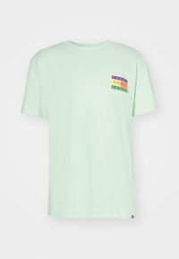 Tommy Jeans TJM REG SUMMER FLAG TEE EXT - T-shirt con stampa - opal green