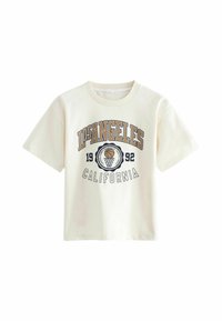 Camiseta de manga corta color crema con un estampado gráfico que presenta "LOS ÁNGELES 1992" y "CALIFORNIA" en letras azul marino y doradas. Tejido de algodón suave.