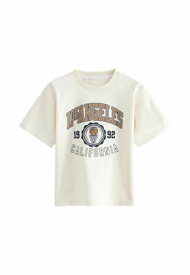 Camiseta de manga corta color crema con un estampado gráfico que presenta "LOS ÁNGELES 1992" y "CALIFORNIA" en letras azul marino y doradas. Tejido de algodón suave.