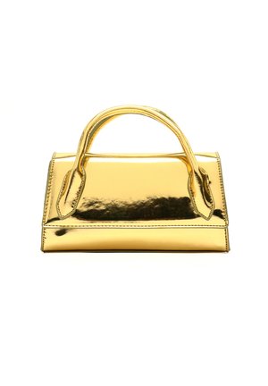 Borsa a mano metallic oro con una forma strutturata, doppi manici superiori e una texture liscia e lucida. Presenta cuciture lungo i bordi.