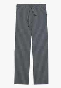 Pantalons gris à rayures verticales avec une ceinture élastique, un détail à nouer et une coupe ample. Réalisés dans un tissu lisse, ils présentent des rayures verticales.