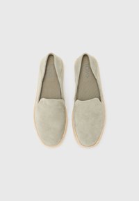 Grå semsket skinn slip-on sko med en teksturert overflate, elastiske sidepaneler og en naturlig jute såle. Logo synlig på sålen.