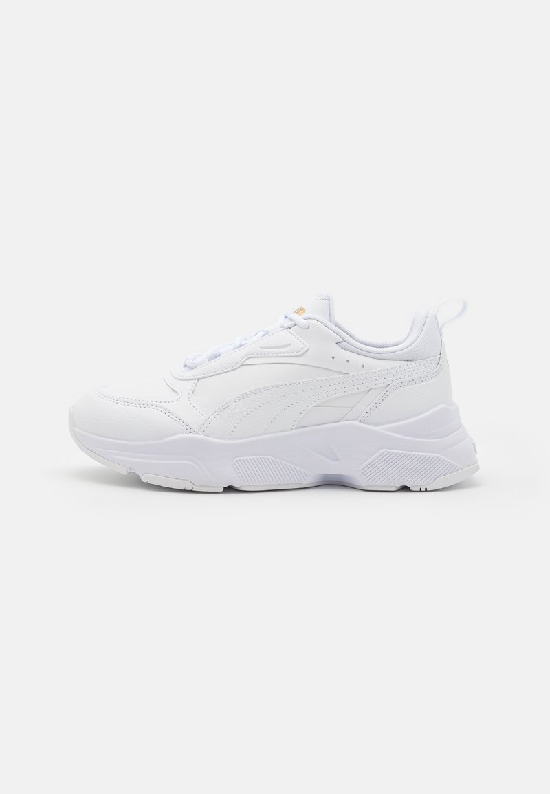 Sneaker alb sportiv cu un superior din piele texturată, guler căptușit și talpă de cauciuc groasă. Are un design cu șireturi și accente subtile cu logo.