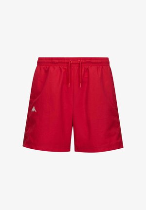 Shorts rouges en matériau léger, dotés d'une taille élastique avec cordon de serrage ajustable et d'un petit logo blanc sur le côté gauche.