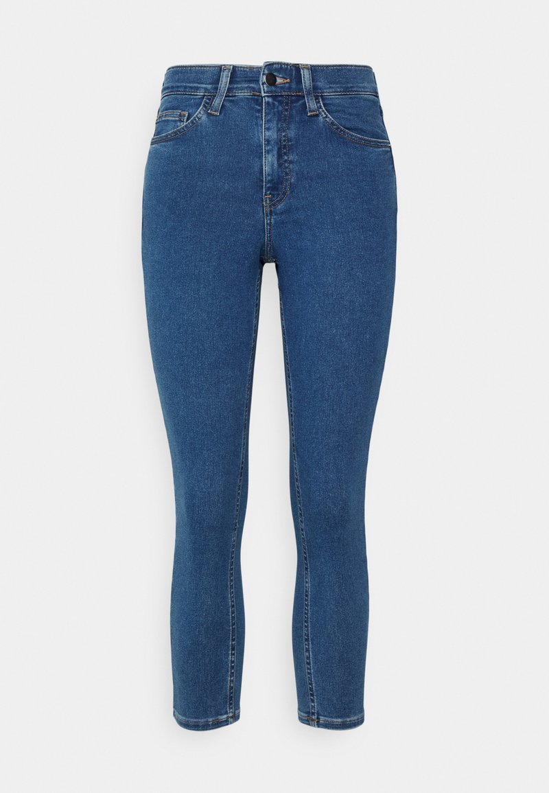 Mörkblå denimjeans med smal passform, midjeförhöjd midja, fem fickor och knappstängning. Tyget har en slät textur och minimal blekning.