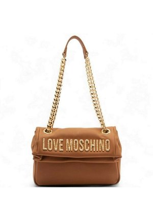 Brun håndtaske med guldkæde-rem og guld bogstaver, der staver LOVE MOSCHINO på frontklappen mod en hvid baggrund.