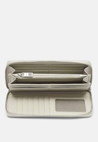 Porte-monnaie zippé gris clair avec plusieurs emplacements pour cartes, une fenêtre ID transparente et un compartiment zippé pour les pièces ou les billets. Texture lisse.