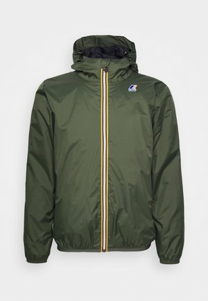 Veste légère verte à capuche avec poignets élastiques, fermeture éclair avant rayée multicolore et logo K-Way sur la poitrine gauche.