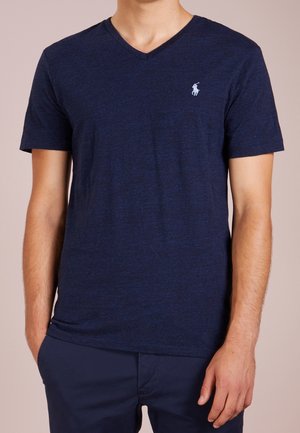 T-shirt bleu marine à col en V, en tissu doux, manches courtes, avec un petit logo brodé sur la partie gauche de la poitrine.