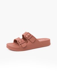 Sandal in gomma rosa con due cinturini regolabili e superficie testurizzata; design leggero e suola scanalata per una migliore aderenza.